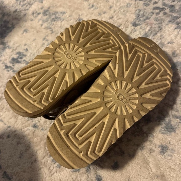 Ugg Goldenstar Clogs Sand Size 8 Like New! - Picture 5 of 5